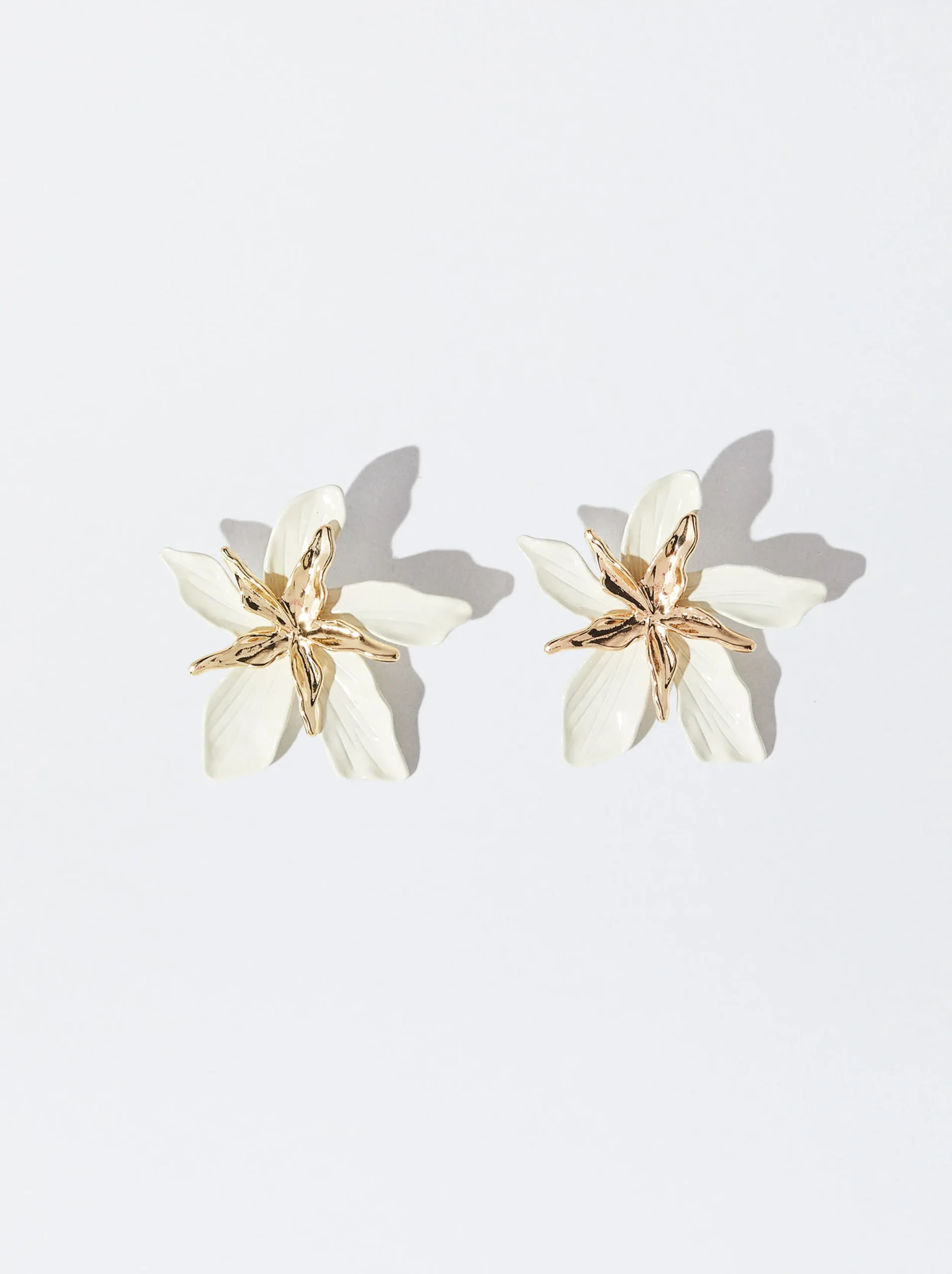 PARFOIS Pendientes Con Flor Esmaltada Beige Store